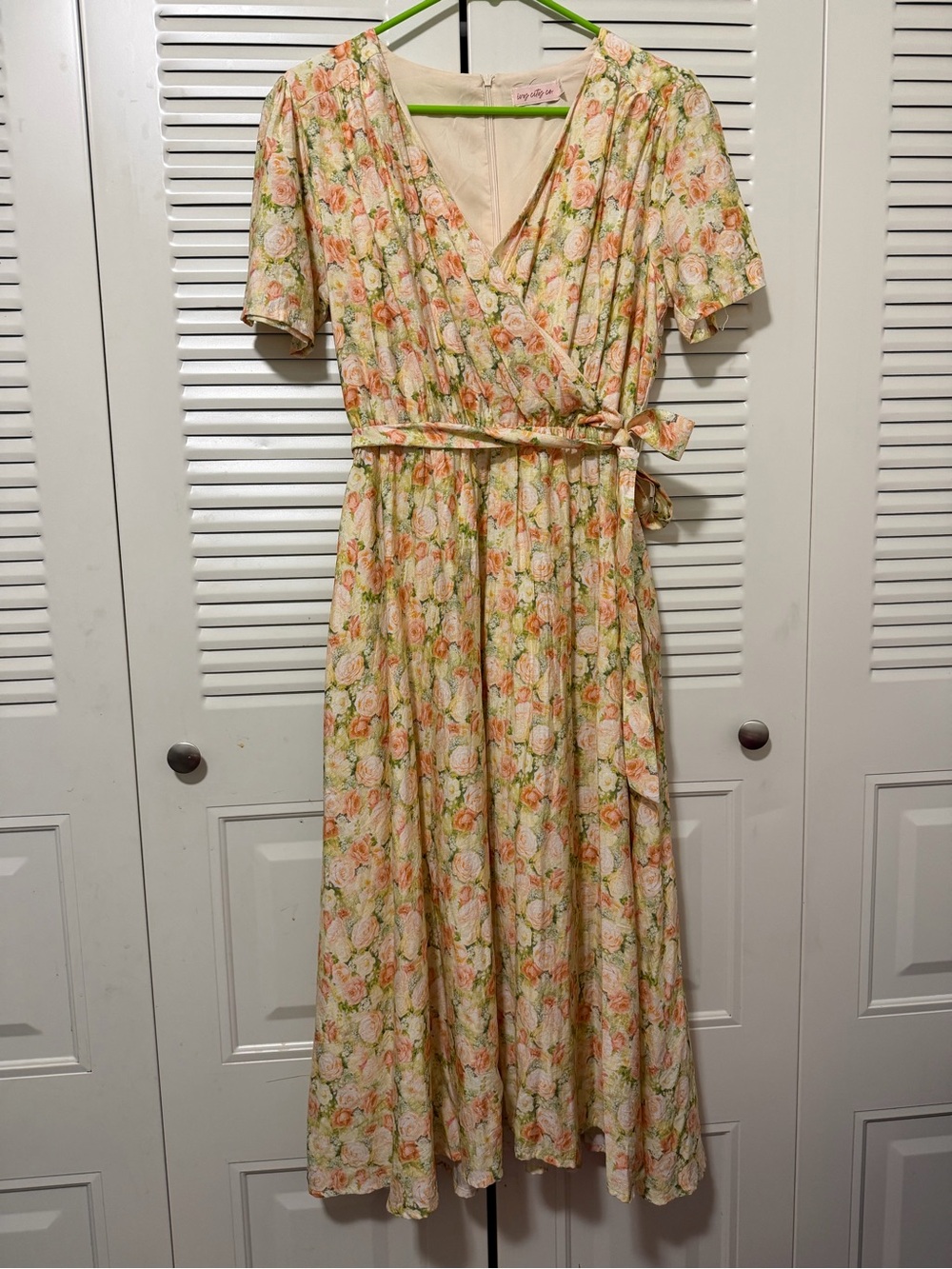 Ivy City Co Peach & Cream Floral Wrap Midi Dress Size 4 - Picture 2 of 8